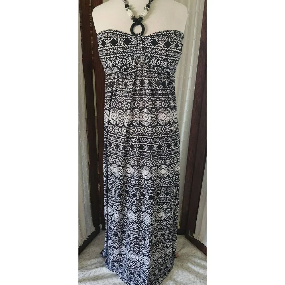 D11 Charlie Paige black & white geometric pattern backless maxi dress beaded tie